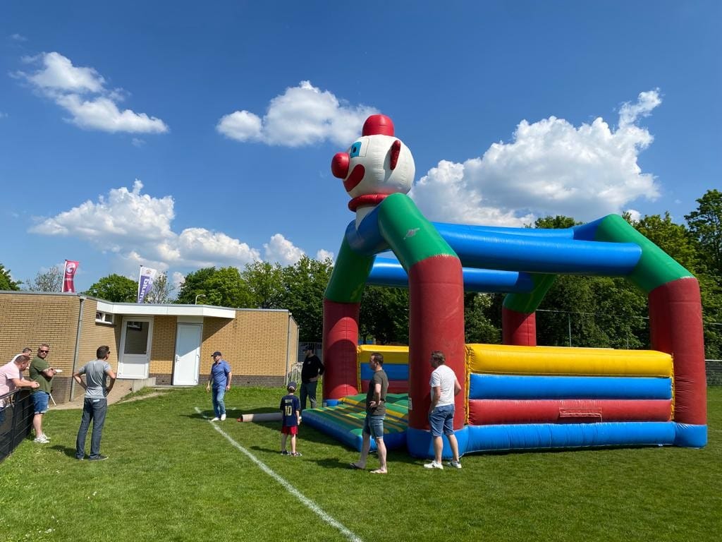 Groot clown springkussen voor feest in Apeldoorn
